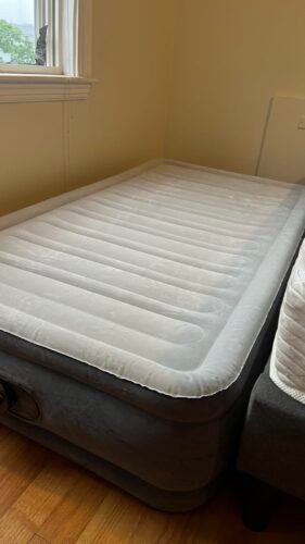Intex 67765ED Dura-Beam Deluxe Comfort-Plush Mid-Rise Air Mattress : Fiber-Tech ?C Twin Size ?C Built-in Electric Pump ?C 13in Bed Height ?C 300lb Weight Capacity photo review