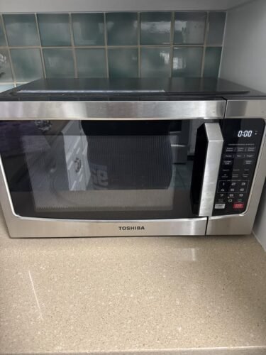 TOSHIBA EM131A5C-BS Countertop Microwave Ovens 1.2 Cu Ft. 12.4 Removable Turntable Smart Humidity Sensor 12 Auto Menus Mute Function ECO Mode Easy Clean Interior Black Color 1000W photo review