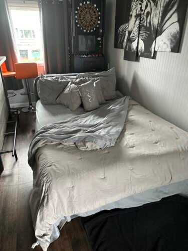 Intex 64447ED Dura-Beam Deluxe Ultra Plush Air Mattress with Headboard: Fiber-Tech – Queen Size – Built-in Electric Pump – 18in Bed Height – 600lb Weight Capacity photo review