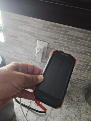 BLAVOR Solar Power Bank 10.000mAh. Portable Wireless Charger. 20W Fast Charging External Battery Pack with USB C for Cell Phones. Solar Panel Charging with Dual Flashlight for Camping photo review