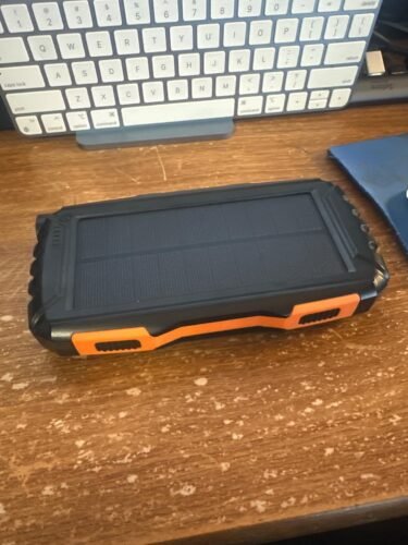 BLAVOR Solar Power Bank 10.000mAh. Portable Wireless Charger. 20W Fast Charging External Battery Pack with USB C for Cell Phones. Solar Panel Charging with Dual Flashlight for Camping photo review